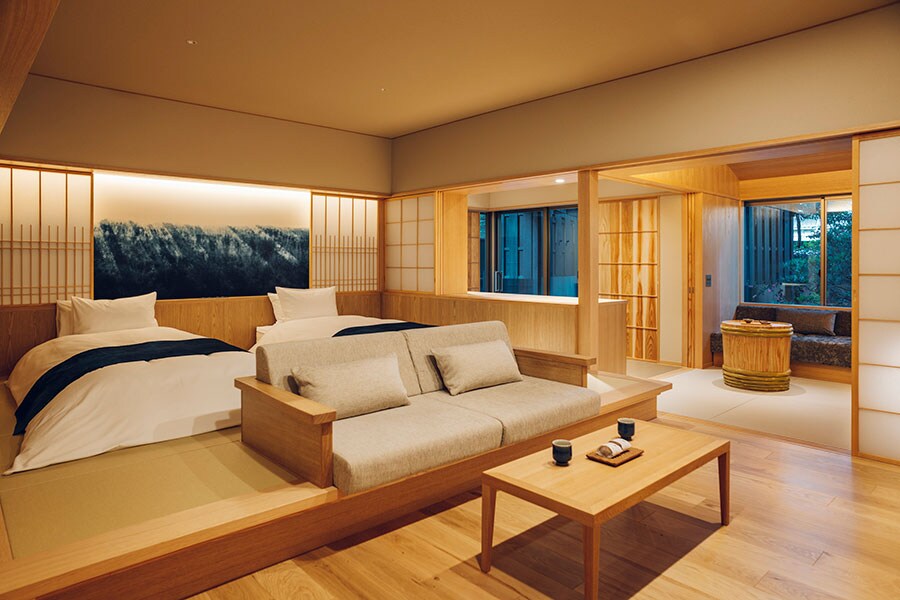新しくなった客室。コンテンポラリーなデザインの中に、伝統工芸の藍染めや日本酒の樽をモチーフにしたテーブルなど、島根らしさをひとふり。