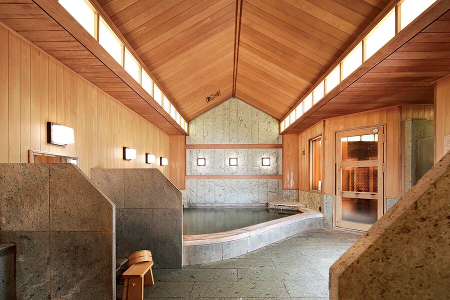 とても清潔な温泉は、宿泊者のみ利用でき、大人2,000円。サウナも併設。