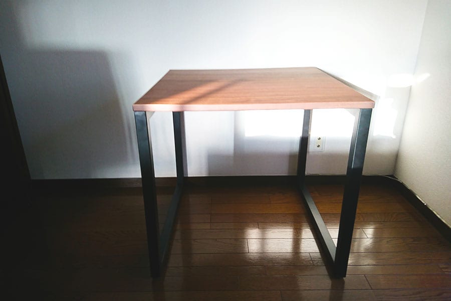 机として「素材を活かした鉄脚テーブル」をチョイス。幅、奥行き74センチ×高さ70センチ。