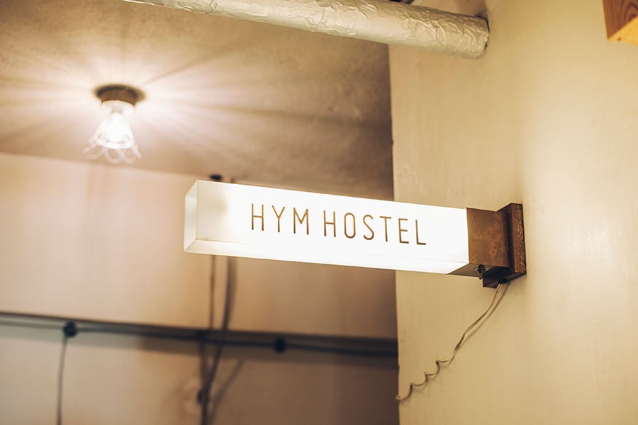 「HYM.Hostel」は2階でセルフチェックインするシステム。
