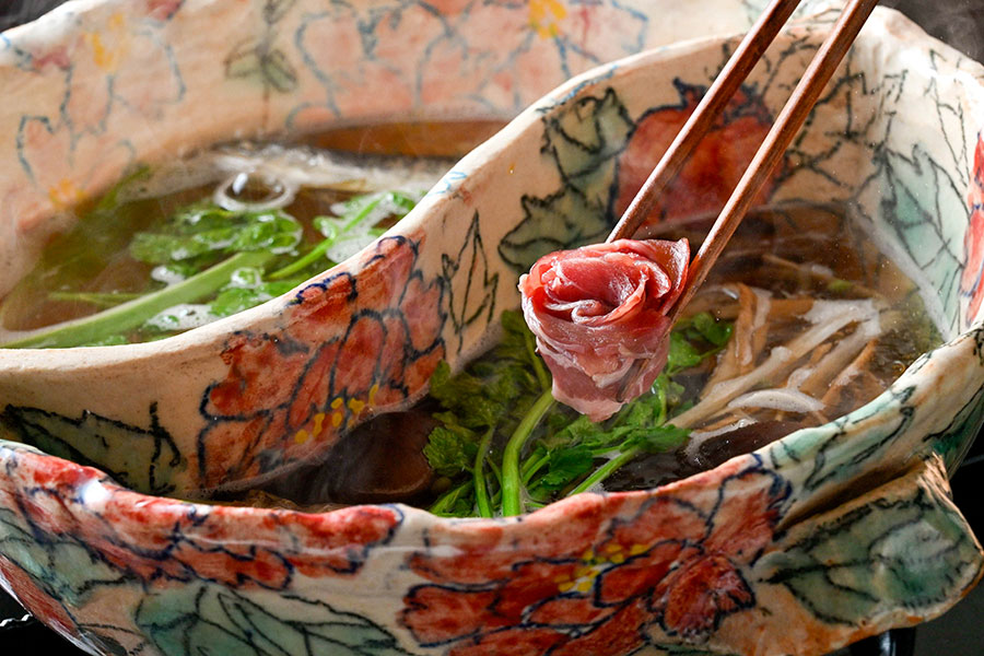 オリジナルの鍋にも、ぼたんと桜の絵がついてなんとも華やか。