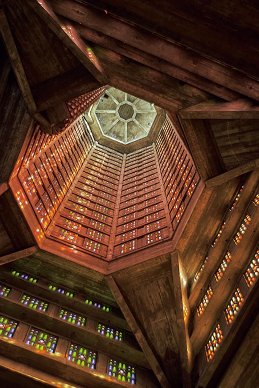 街の象徴のひとつ、再建された聖ジョゼフ教会は、外光の効果でコンクリートの万華鏡と呼ばれる。建築家オーギュスト・ペレの設計。