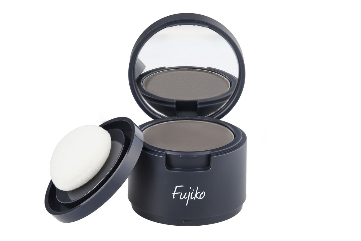 額の生え際やヘアラインの薄い部分をパフでポンポンと埋めて、キュッと小顔に見せるパウダー。ツボクサエキス、ハスエキス、ホホバ種子油などのスキンケア成分を15種類も配合。アルコール、パラベン、合成香料、合成着色料、動物由来成分すべてフリー。汗・皮脂・水にも強い。誰でも使いやすいマットなダークブラウンの色みも秀逸。01 エブリバディブラウン フジコ デコシャドウ by.F 1,870円／かならぼ