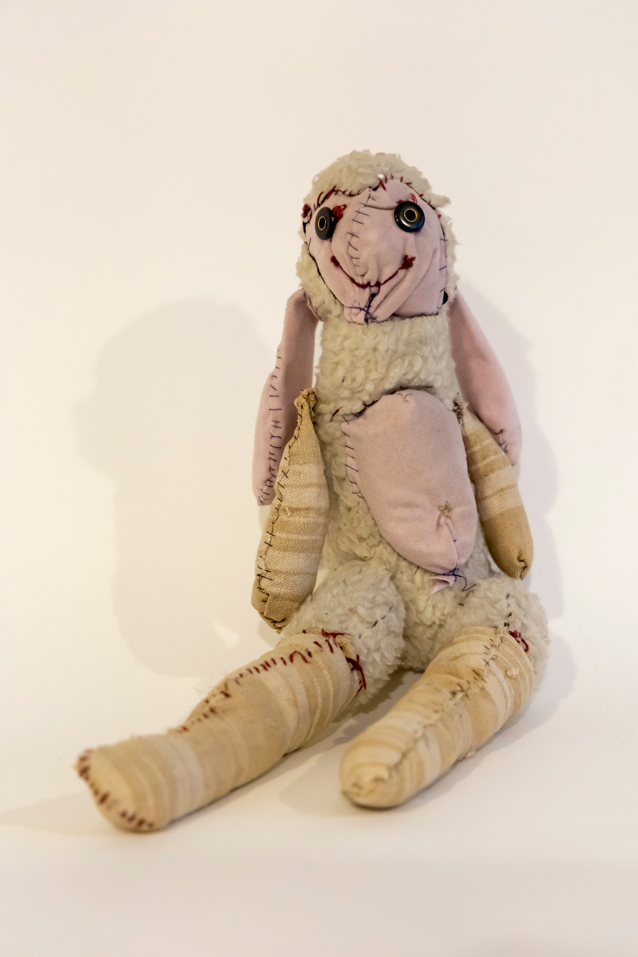 アンの原点である、初めて作った羊のぬいぐるみ  © Yves.Petit