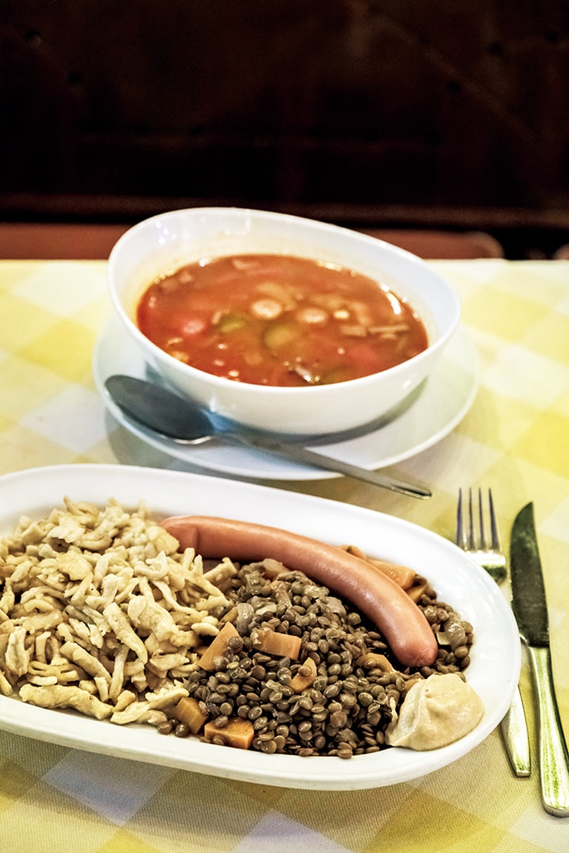 手前からシュペッツレという“パスタとレンズ豆のウィンナー煮込み”14.95ユーロ、ピクルスが入った酸味のあるスープ“ソリヤンカにパン添え”10.95ユーロ。
