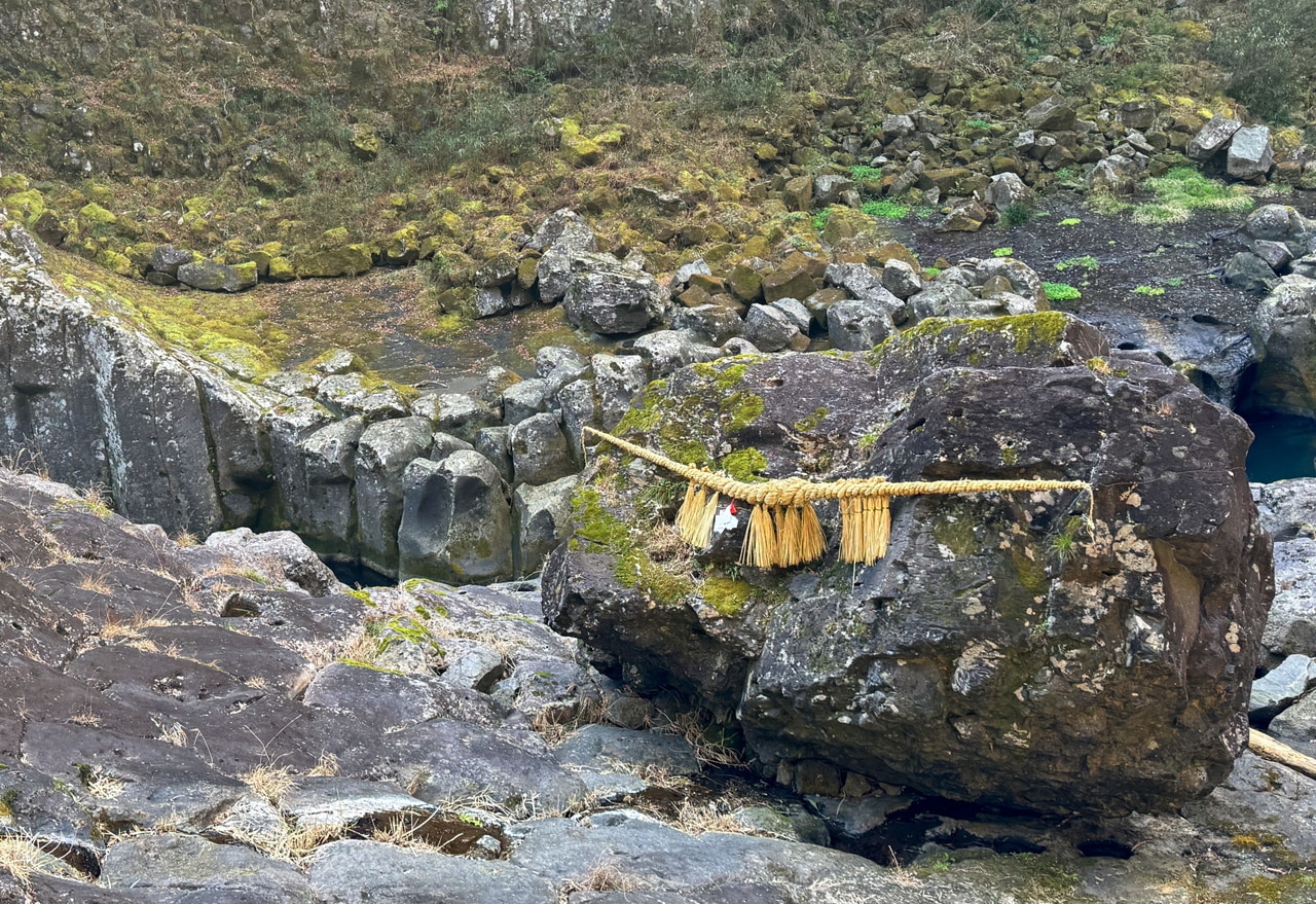 鬼八の力石。重さは約200トンあるという。