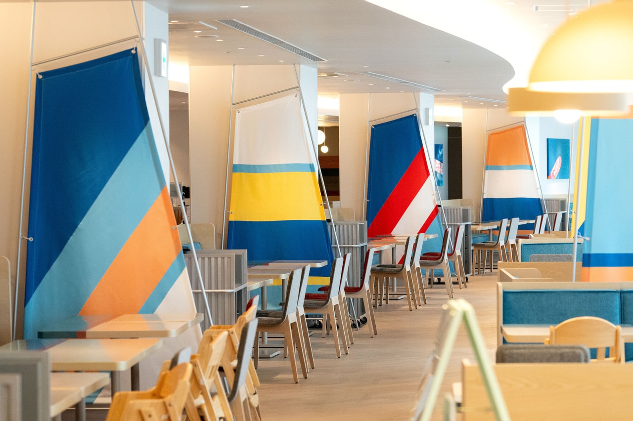 コンテナ船をモチーフにした店内。