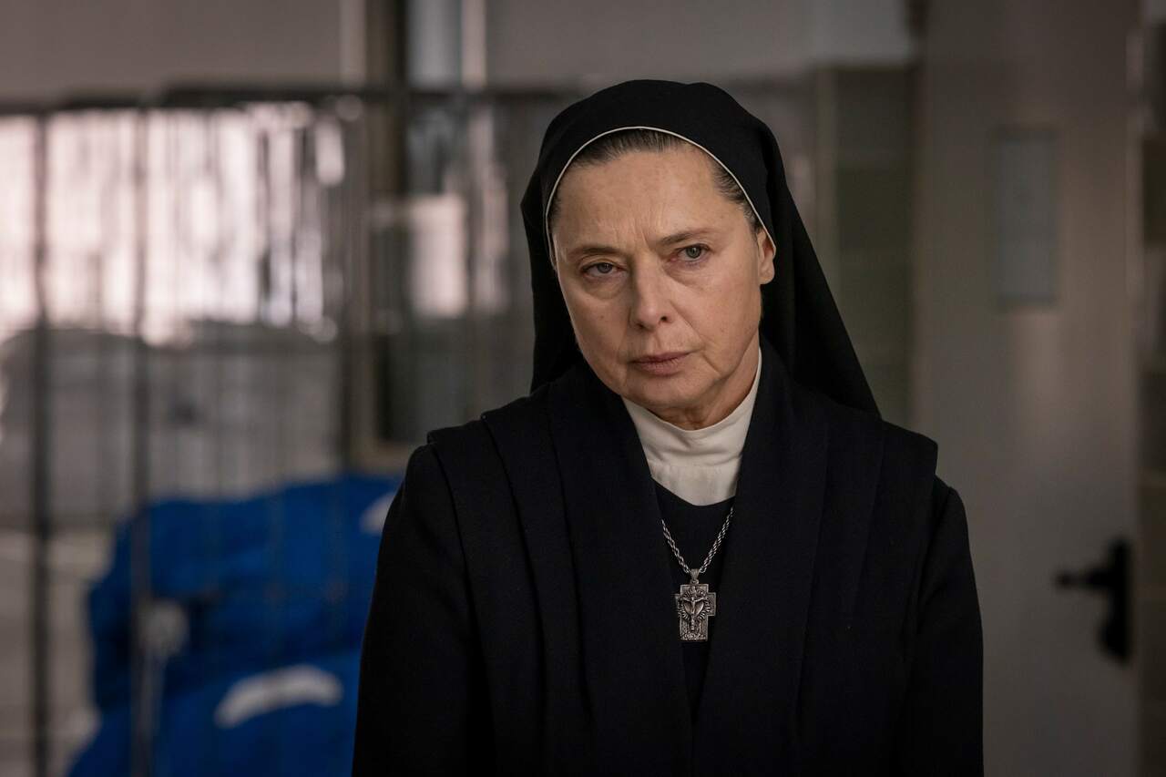 重要な役として登場するシスター・アグネス(演:イザベラ・ロッセリーニ) © 2024 Conclave Distribution, LLC.