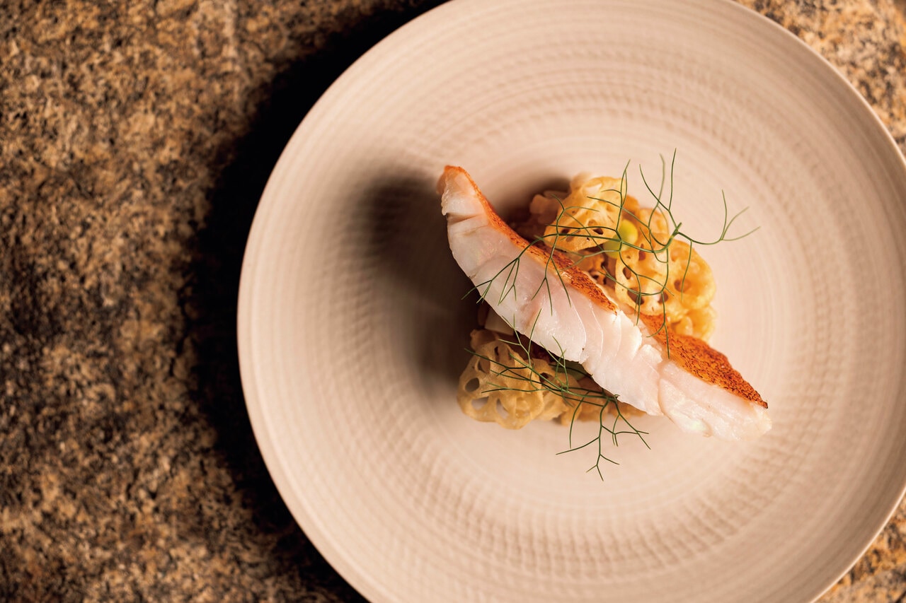 山形：蟹の濃厚な旨みを凝縮した出汁でリゾット風に仕上げ、旬の白身魚とともに。モクズガニを丸ごとすり潰して作る「ガニ汁」を再解釈。33,880円。