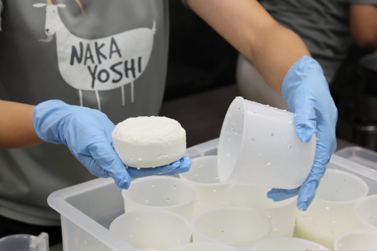 ヤギ乳を乳酸発酵させた後、さらに酵母などで発酵させ、最後に竹炭をかける。