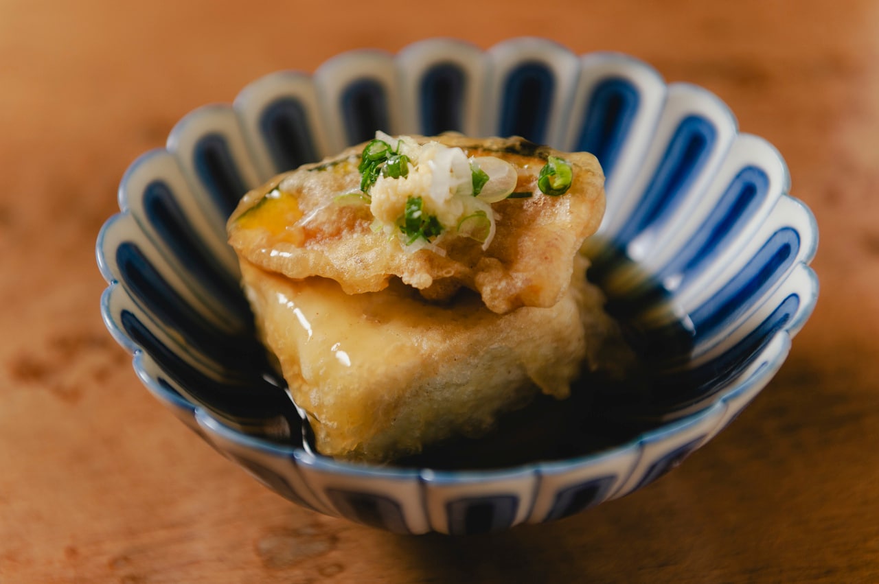 豆腐とかぼちゃに薄衣をつけて天ぷらにし、上から優しいお味の白餡をとろ〜り。