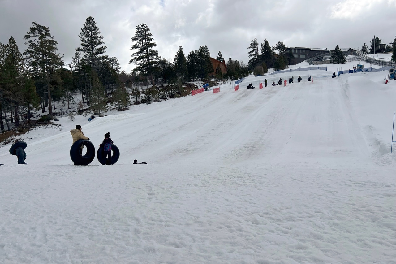 雪の斜面を下っては上って、を繰り返したくなるのは滑り台の心境と同じ？