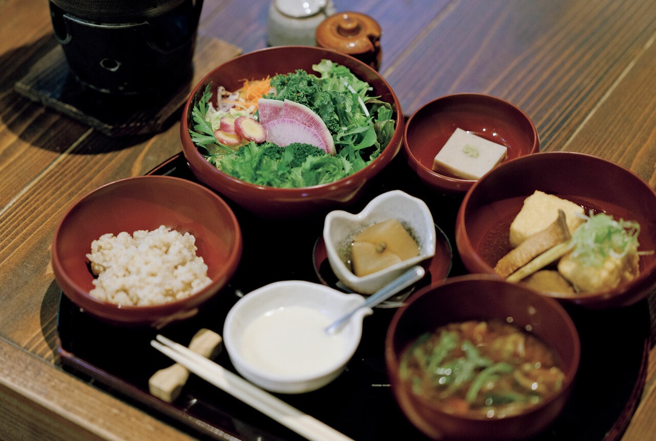 夕食は無農薬の微発芽玄米ごはん、赤出汁の味噌汁のほか、野菜のおでん、畑のごちそうサラダ、胡麻豆腐など。