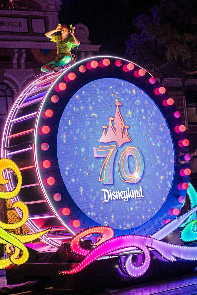 目の前を通るタイミングで70のロゴが見られることがあるかも!?(写真提供:ディズニー・デスティネーション・インターナショナル)(c)Disney