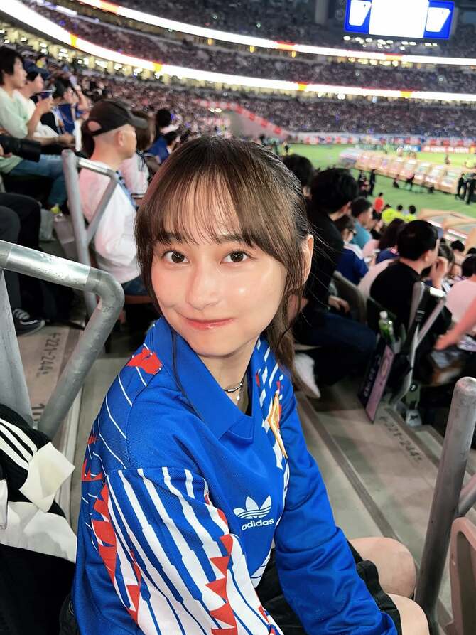 よ*み様 影山優佳・LANA着用  サッカー日本代表ユニフォーム 1 可愛すぎる」「スタイル良すぎ」影山優佳と人気女優の“ぴったり