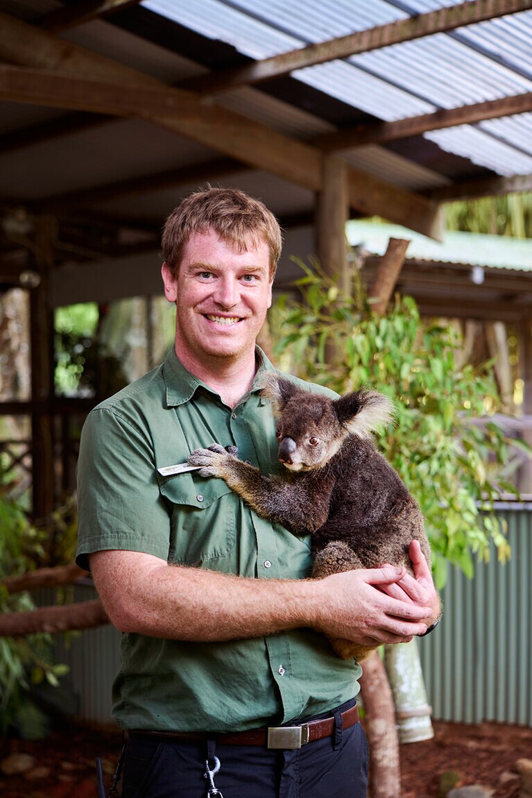 ズーキーパーのデイビッド・ケリーさんと12歳のコアラのケイティ。