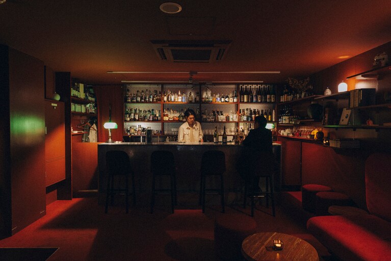 赤をテーマにした印象的な店内。