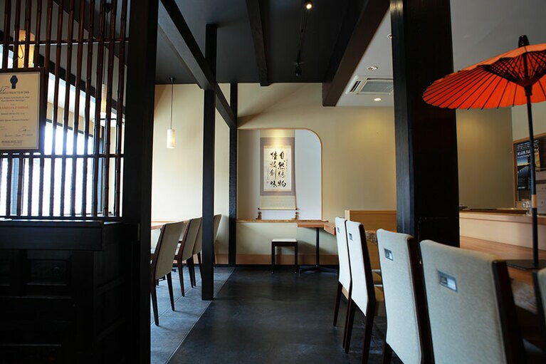 【茶匠清水一芳園 京都本店】落ち着いた店内で癒やしの一服。