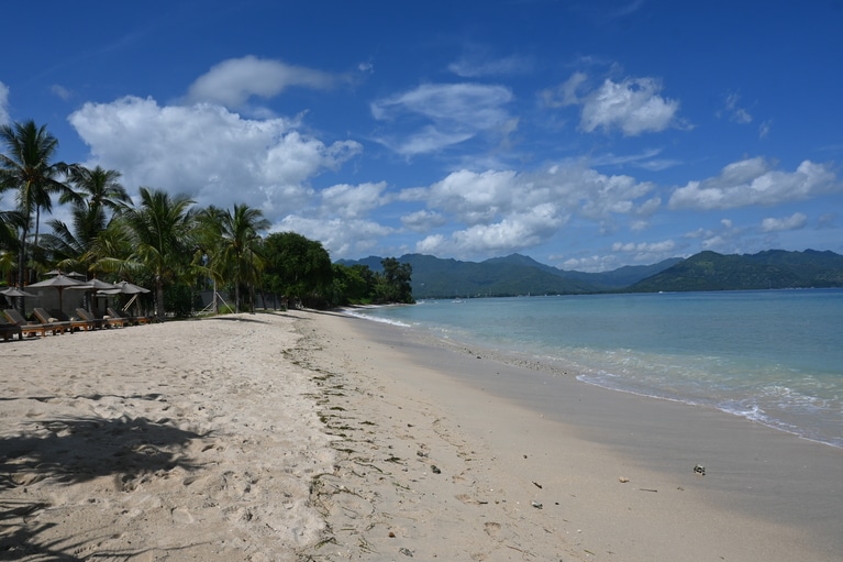 比較的平坦なバリ島に比べ、ロンボク島では雄大な山並みの景色も。