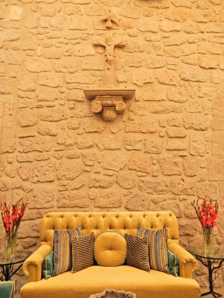 ダイニング内の壁の一部は、創業時からの十字架をそのまま生かしてリノベーション。