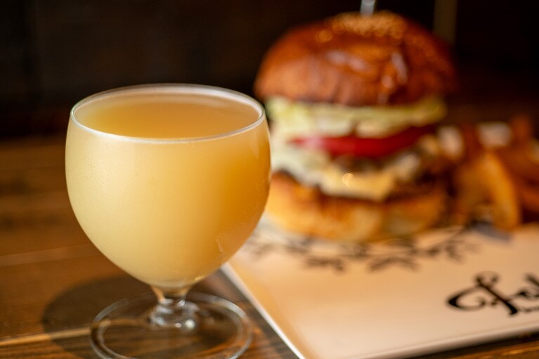 まるでジュースのような見た目の爽やかなクラフトビール。