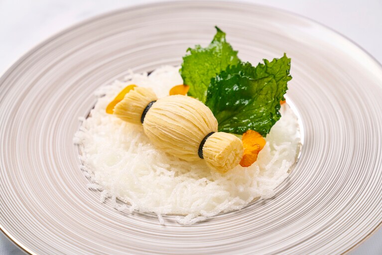 アヒルの塩玉子を使ったカスタード餡が入った「餡子入り焼き菓子」。