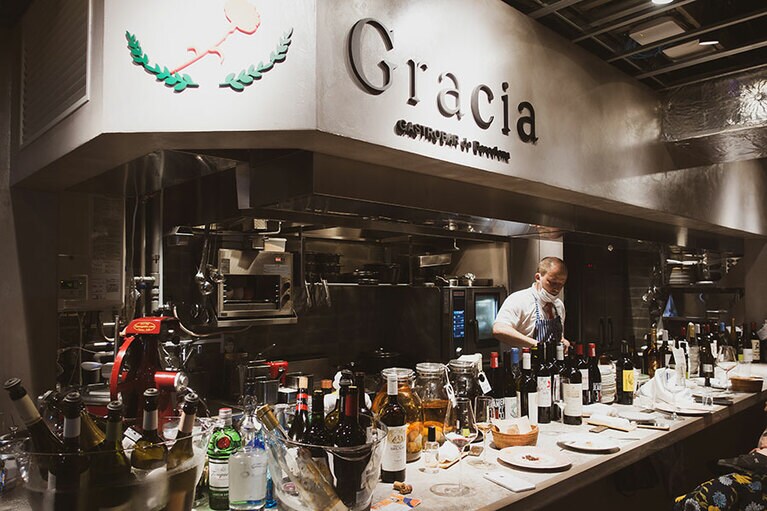 カウンターはいわばジェローム劇場の特等席。