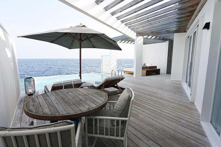 ダイニングとデイベッドを置く、広々としたデッキテラス。