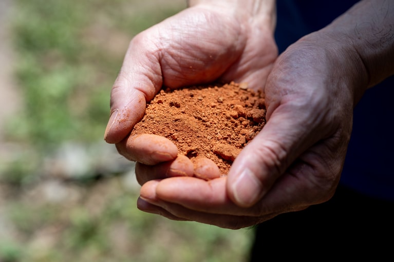この赤土が無名異土だ。撮影：鈴木七絵
