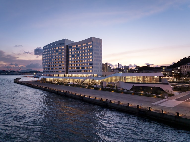 関門海峡を臨む絶好のロケーション。