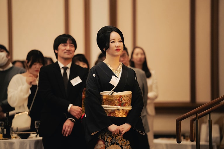 スピーチをするファンを優しく見守る東村アキコさん。