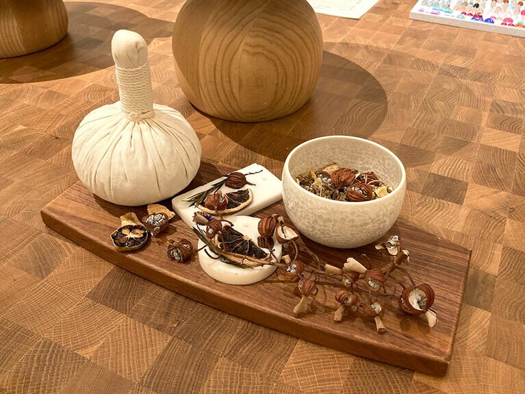 沖縄の月桃などで作られたハーブボールを使ったプログラムも。