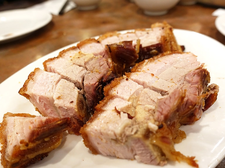 柔らかな肉をぱりっぱりの皮が包む焼き豚 9カナダドル。