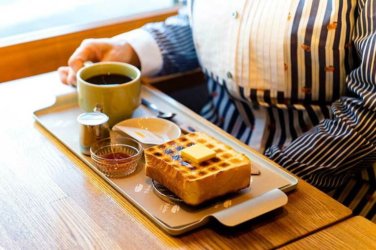 一番人気は炭焼トーストセット 650円。ハムカツサンドやフルーツサンドもかなりの美味と評判高し。
