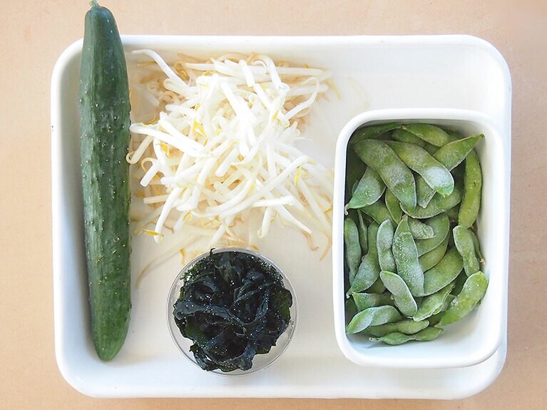 材料（4人前）冷凍枝豆：150g／きゅうり：1本／塩蔵わかめ：50g／緑豆もやし：100g／塩：適量／米酢：大さじ1／砂糖：小さじ1／醤油：小さじ1/2