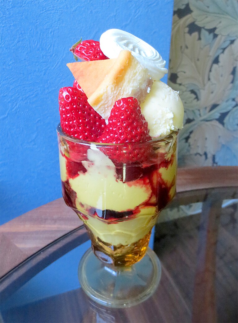 「2種のチーズケーキとイチゴのパフェ」1,300円。