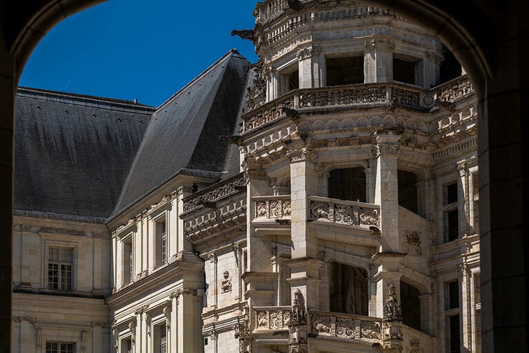 世界遺産・ブロワ城と16世紀前半に建造されたフランソワ1世棟。張り出した螺旋階段は、ルネッサンス様式の傑作と称賛される。