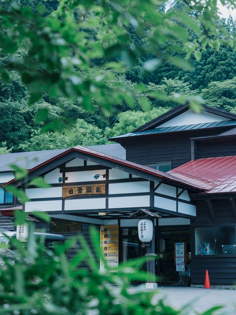 宿は木造で赤い屋根が目印