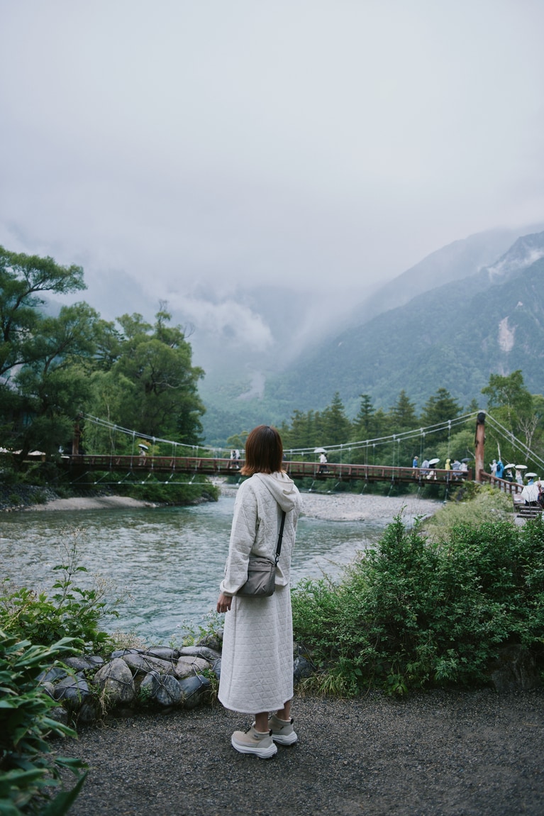 奥に見えるのが河童橋。上高地は芥川龍之介の小説『河童』の舞台にもなっている。スカイライド ジップ ウォータープルーフ 14,300円