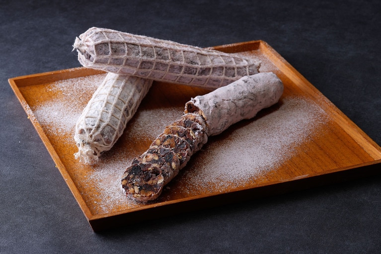 「ベラヴェッカ アン ソシソン」2,400円。直径3cm×20cm。「ベラヴェッカ ルージュ アン ソシソン」（限定100個）2,600円。直径3cm×20cm。