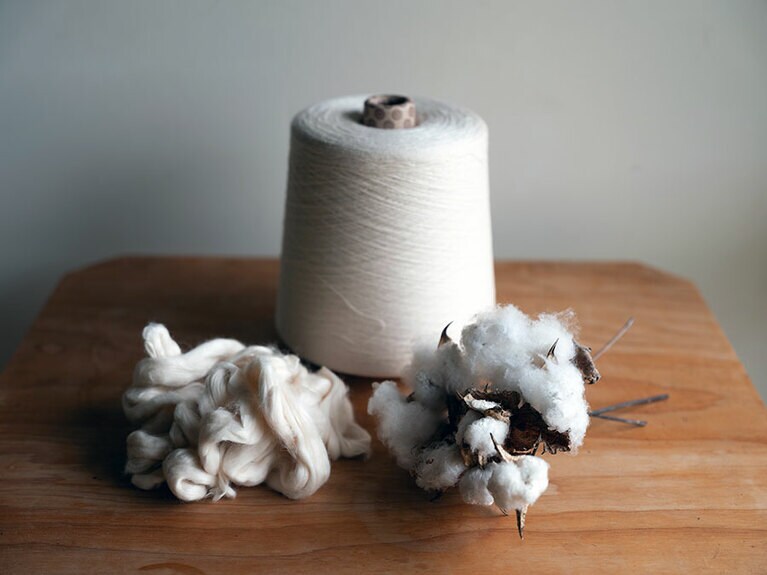 ひとつひとつ手作業で綿花を収穫し、糸を紡ぐまでにも丹念な手仕事が詰まっている。