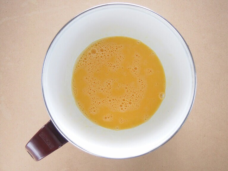 (4) 卵はボウルに割り入れて、水を入れて溶きほぐします。水を入れることで、ふんわりとした卵に仕上がりますよ。