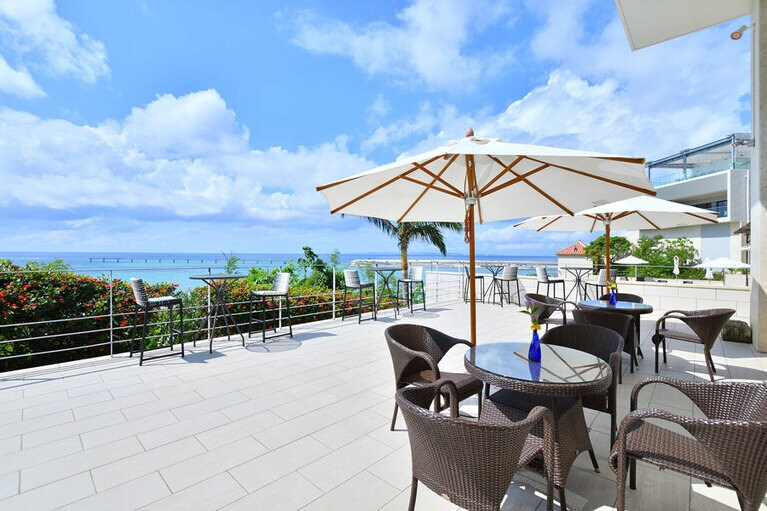 琉球温泉 瀬長島ホテル［沖縄／瀬長島］ラウンジテラス。