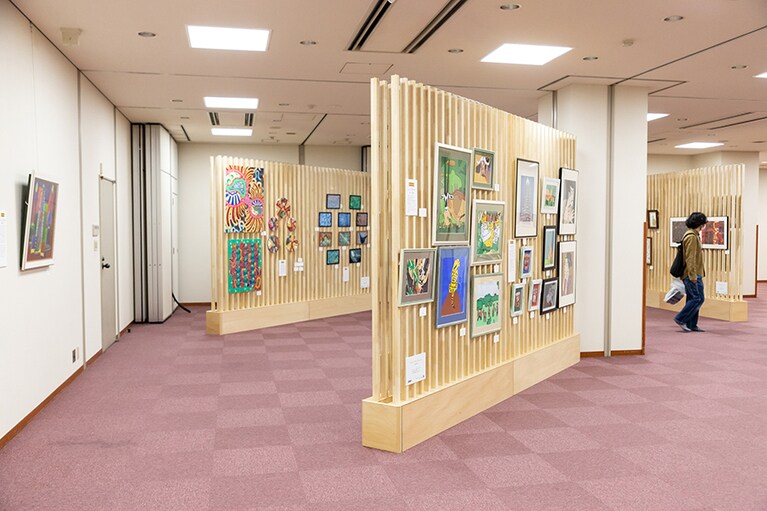 障がいのあるアーティストのマーケットを創造することを目的として開催されるフェア。アートパラ深川の全国公募展入賞者の作品を一部購入することができる。開催地：深川不動堂内ロータスホール／清澄庭園内大正記念館