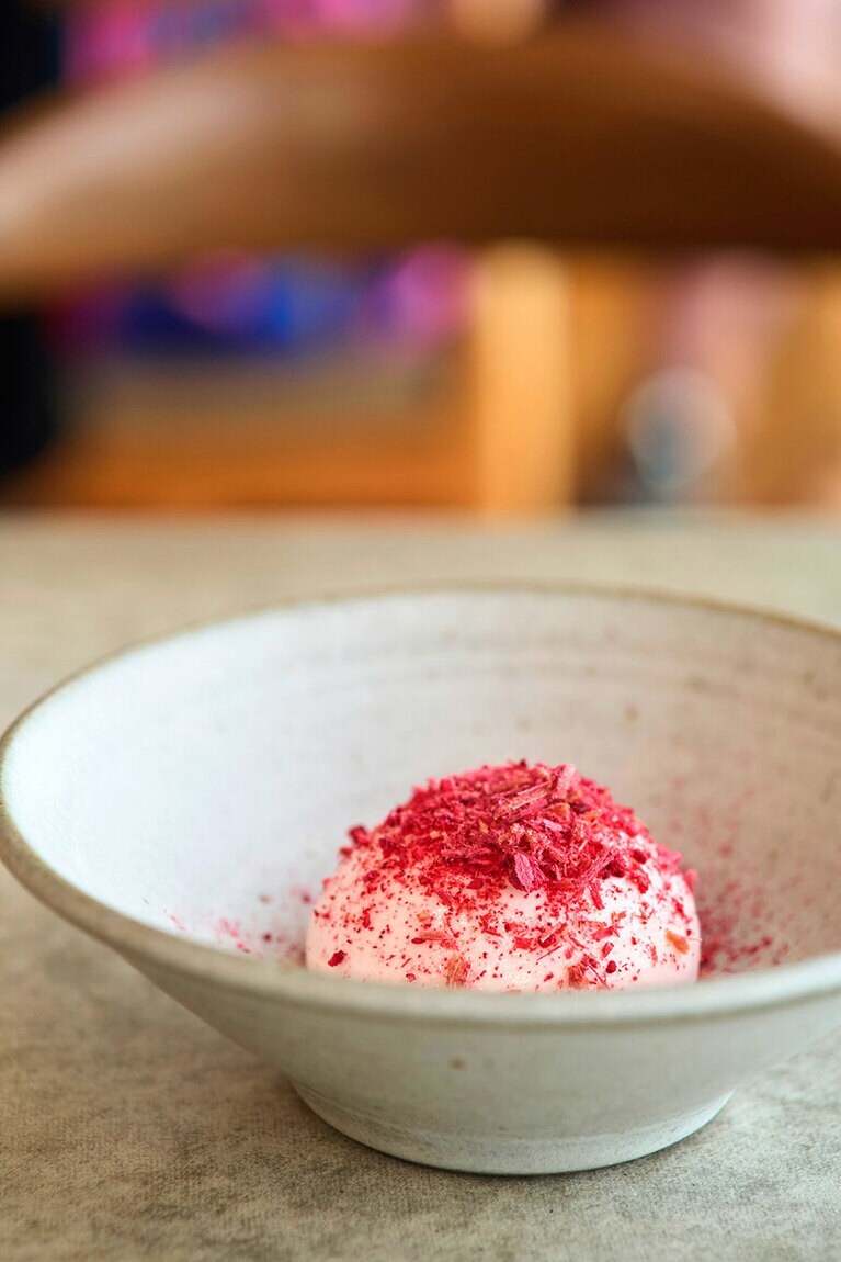 地元のラズベリー、ルバーブを使ったババロア。