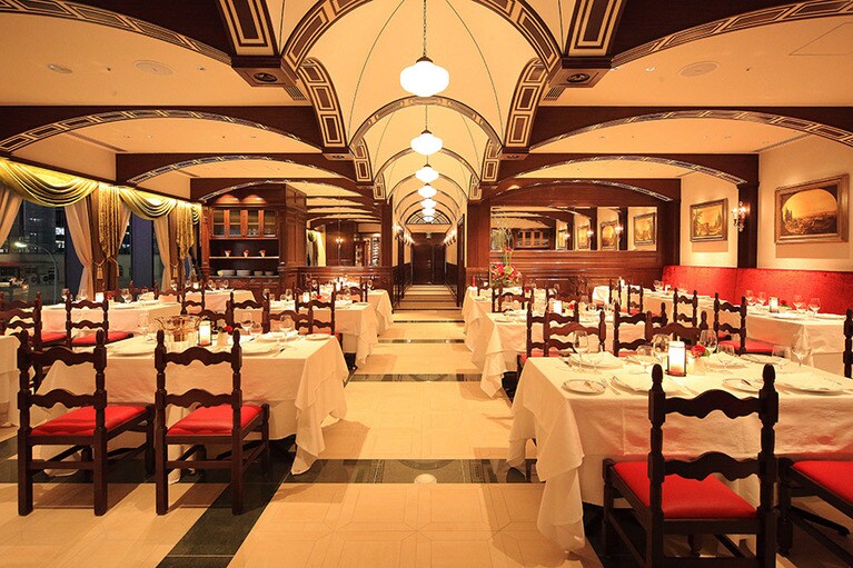 クラシックで落ち着いた雰囲気のメインダイニングは60席。銀座の街を望む窓側が人気。