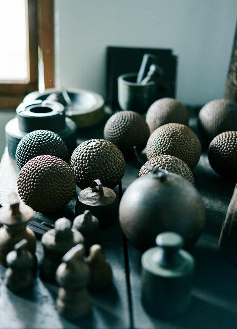 鉄のボール 各4,500元は約100年前のもの。