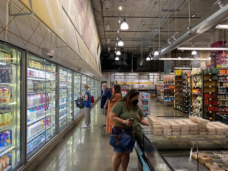 地元客のマスク着用率は高め。