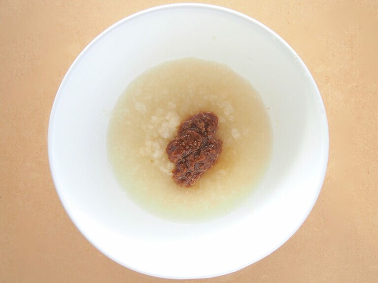 ボウルに皮をむいた梨のすりおろし、醤油麹、塩を入れて混ぜる。