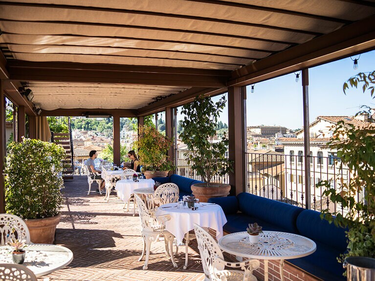 朝食も最上階の緑溢れるテラスで。